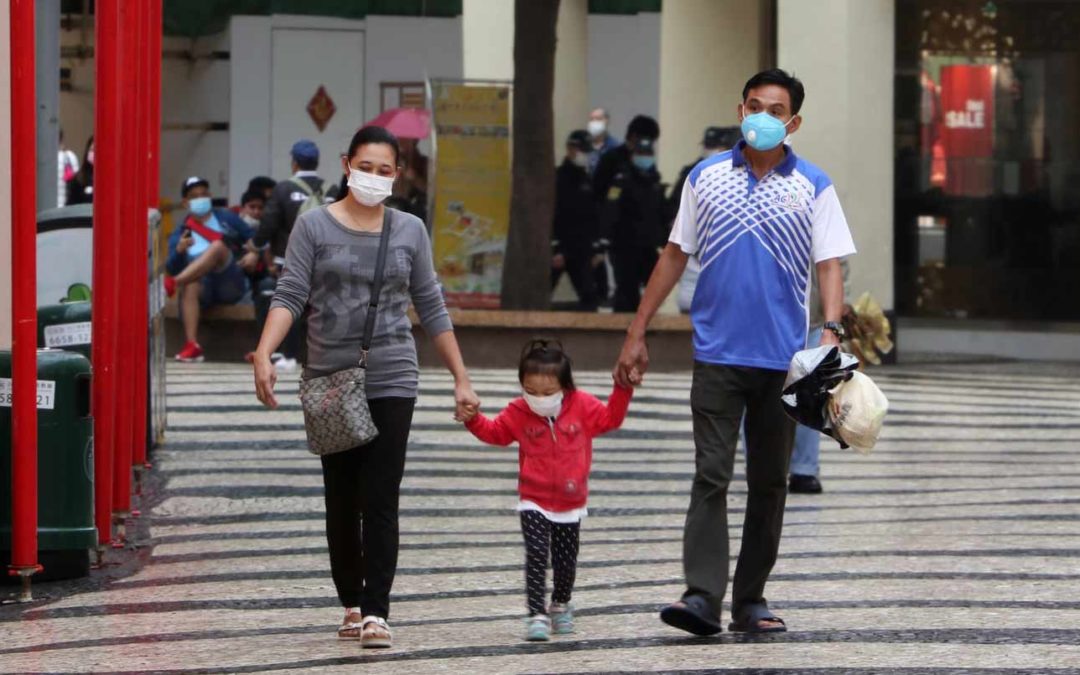 divorcing family wearing masks to protect from covid 19